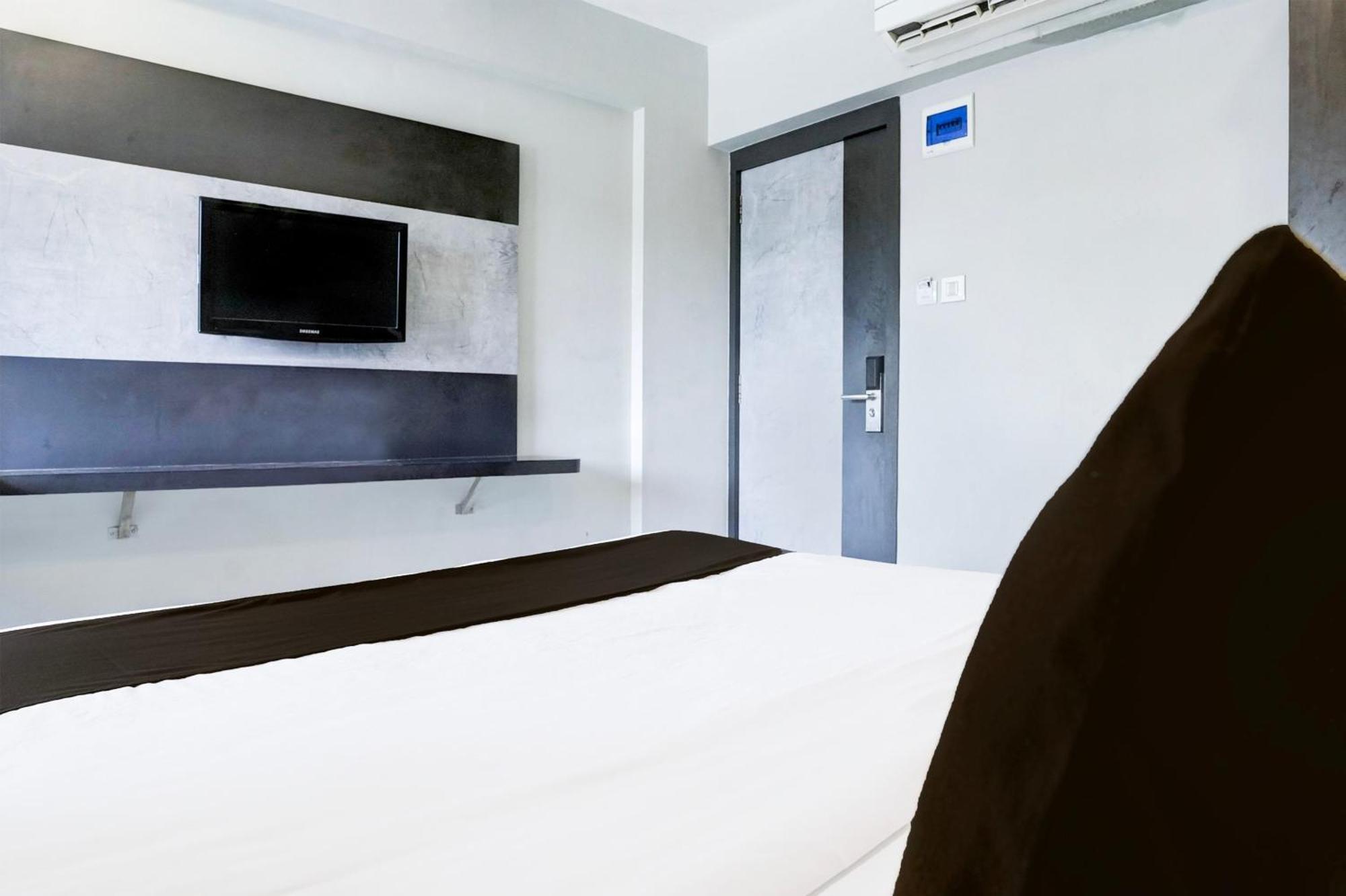 Super Townhouse Oak Vashi Otel Turambhe Dış mekan fotoğraf