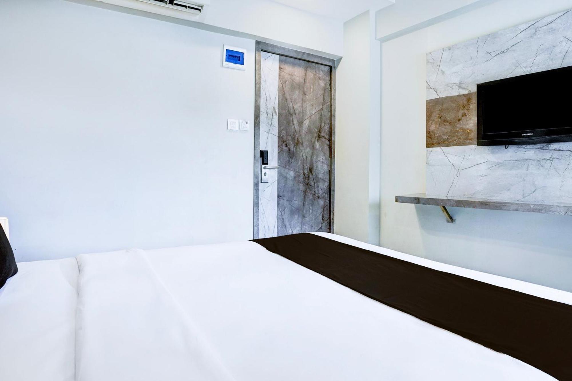 Super Townhouse Oak Vashi Otel Turambhe Dış mekan fotoğraf
