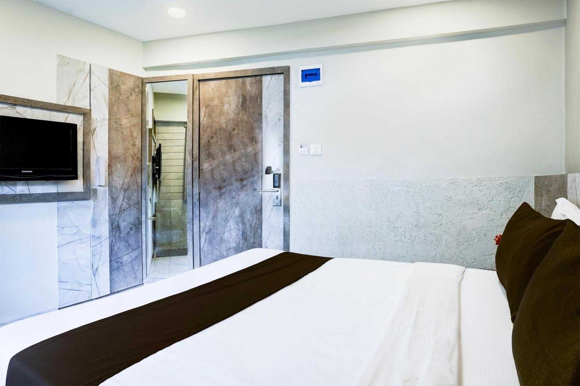 Super Townhouse Oak Vashi Otel Turambhe Dış mekan fotoğraf