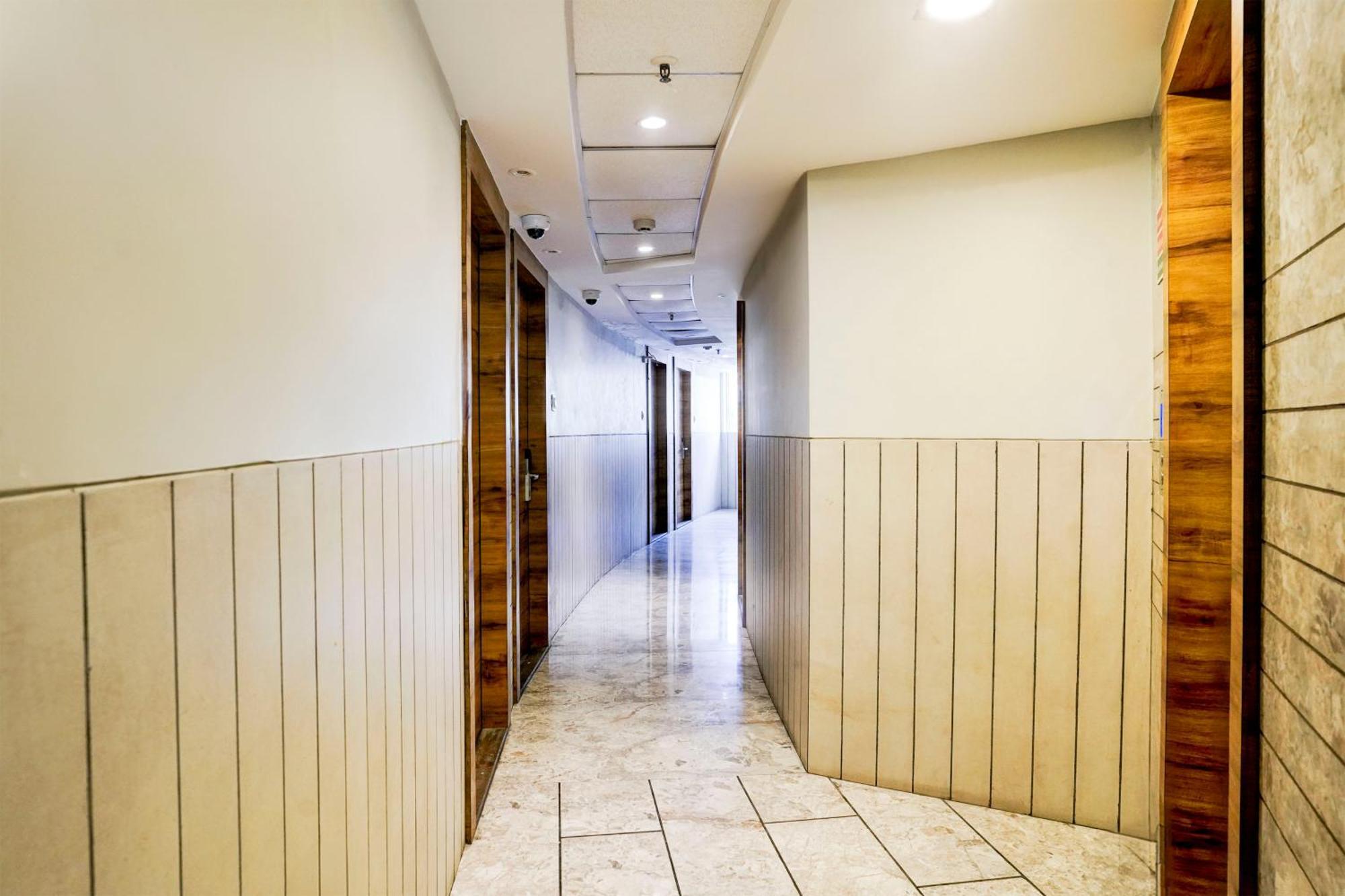 Super Townhouse Oak Vashi Otel Turambhe Dış mekan fotoğraf