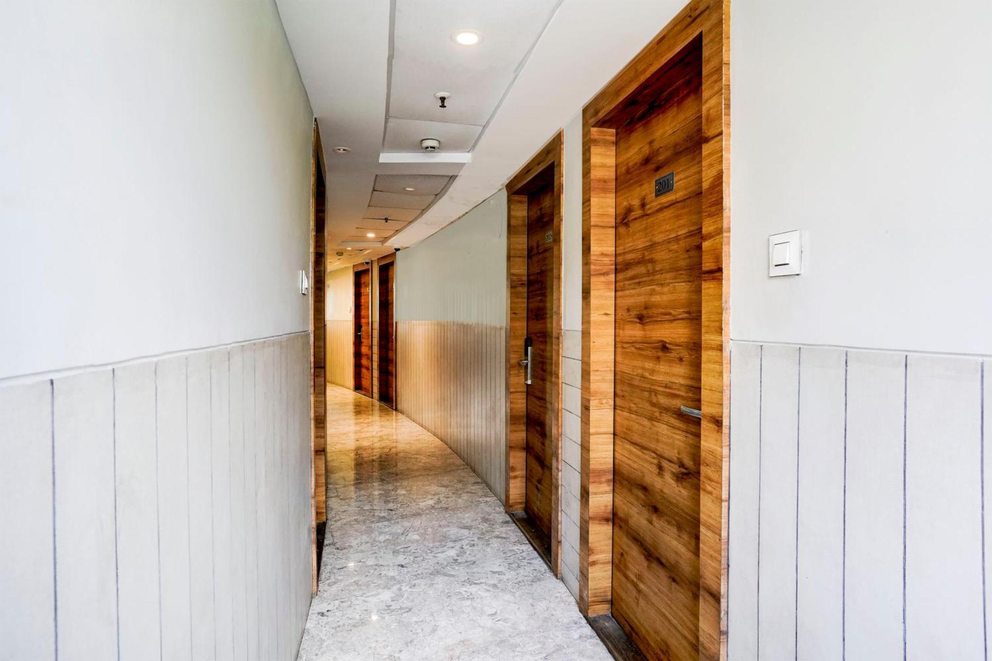 Super Townhouse Oak Vashi Otel Turambhe Dış mekan fotoğraf