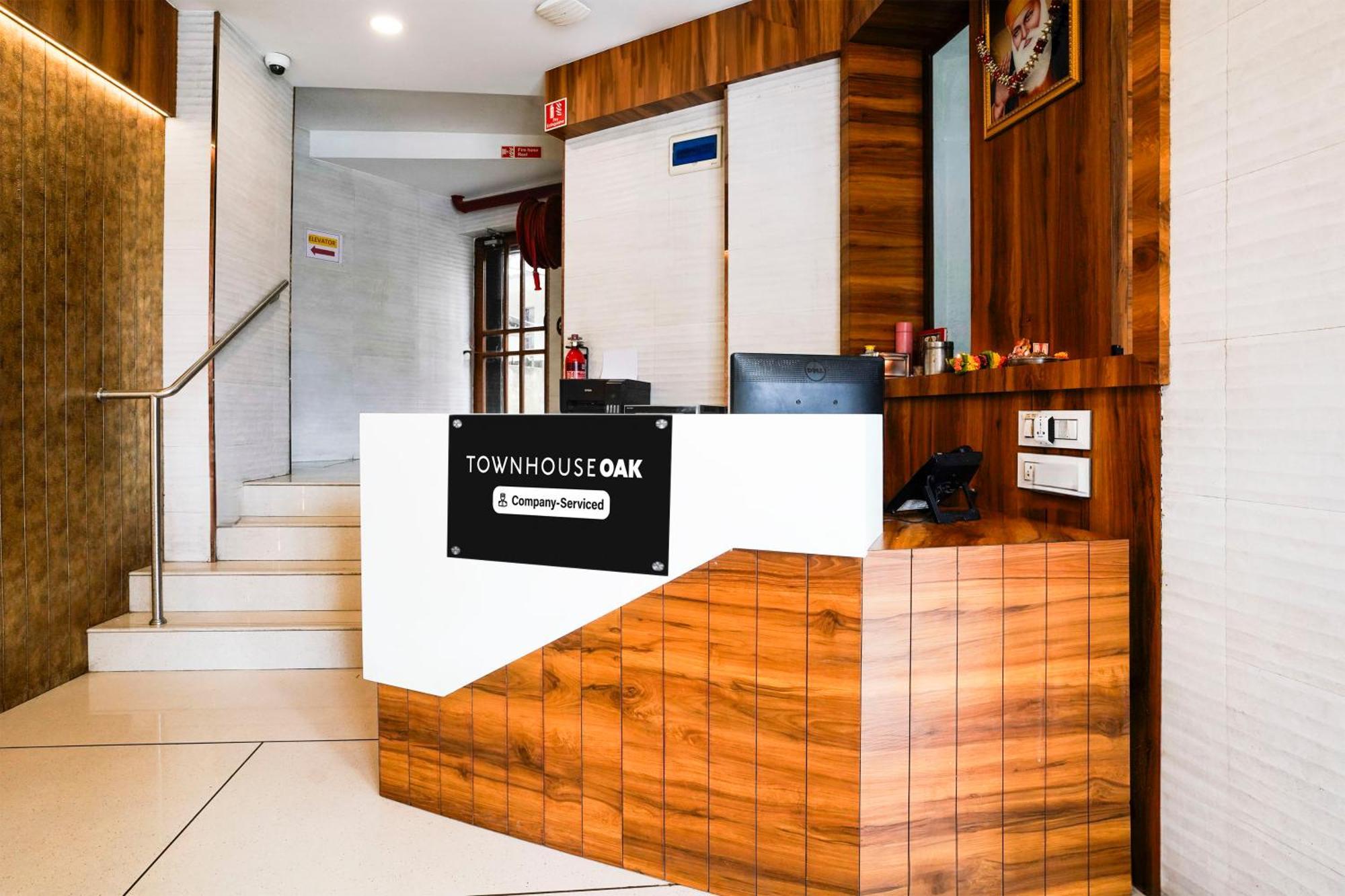 Super Townhouse Oak Vashi Otel Turambhe Dış mekan fotoğraf