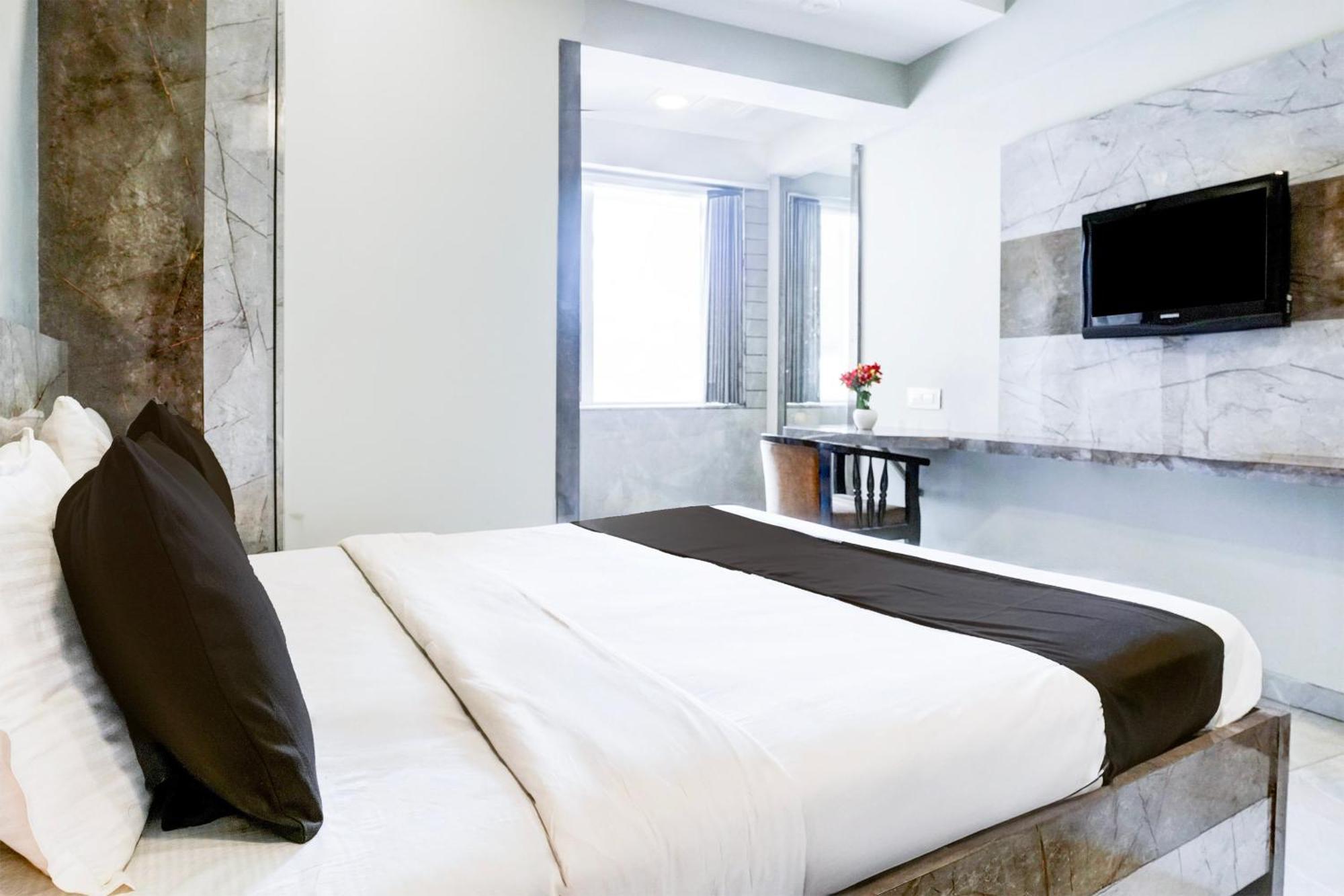 Super Townhouse Oak Vashi Otel Turambhe Dış mekan fotoğraf