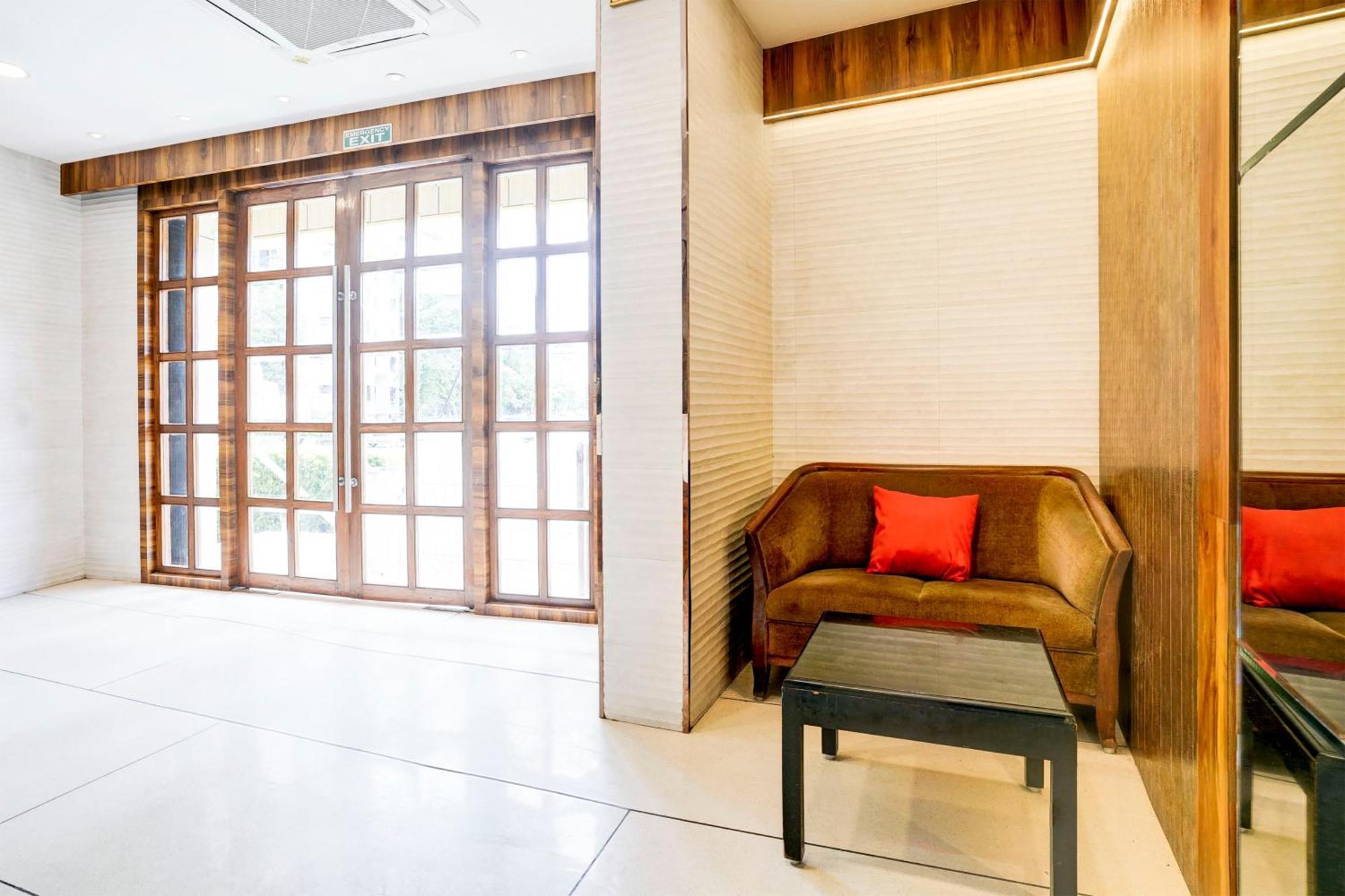 Super Townhouse Oak Vashi Otel Turambhe Dış mekan fotoğraf