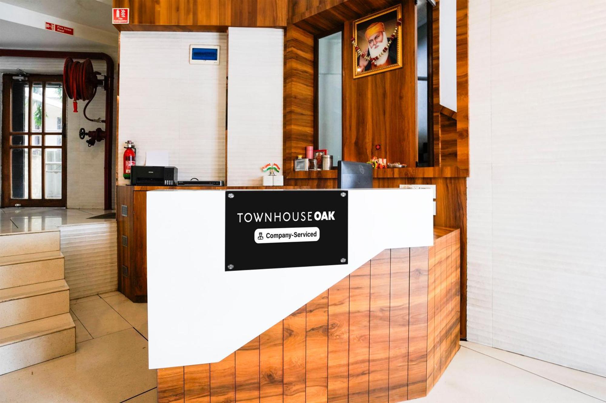 Super Townhouse Oak Vashi Otel Turambhe Dış mekan fotoğraf